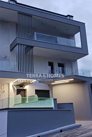 Πώληση πολυτελούς μεζονέτας με ανεμπόδιστη θέα στο Παλαιόκαστρο
