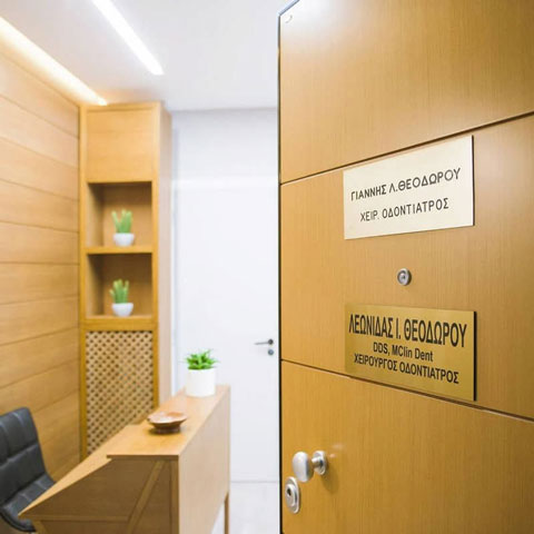 THEODOROU LEONIDAS DDS, MClinDent: Φωτογραφίες & Βίντεο