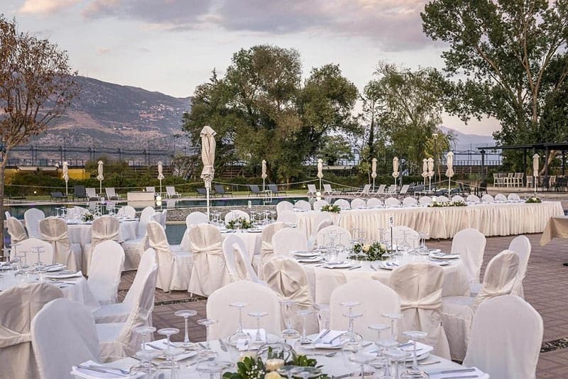 Ελκυστικός χώρος για γαμήλιες δεξιώσεις, με φόντο την λίμνη