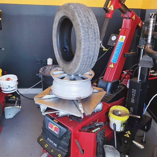 THE TYRE EXPERT - ΚΑΡΑΟΓΛΑΝΗΣ ΠΕΡΙΚΛΗΣ: Φωτογραφίες & Βίντεο