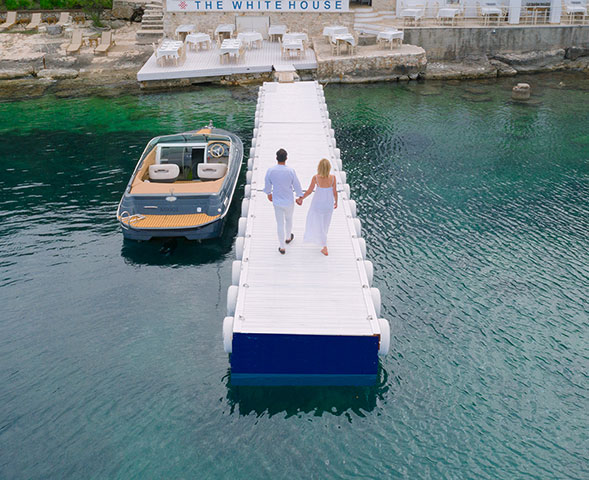 THE WHITE HOUSE - THE DURRELLS: Φωτογραφίες & Βίντεο