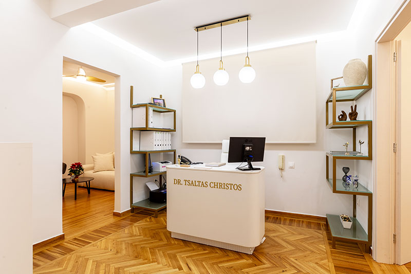 Reception Ιατρείου Αθήνας στην πλατεία Μαβίλη