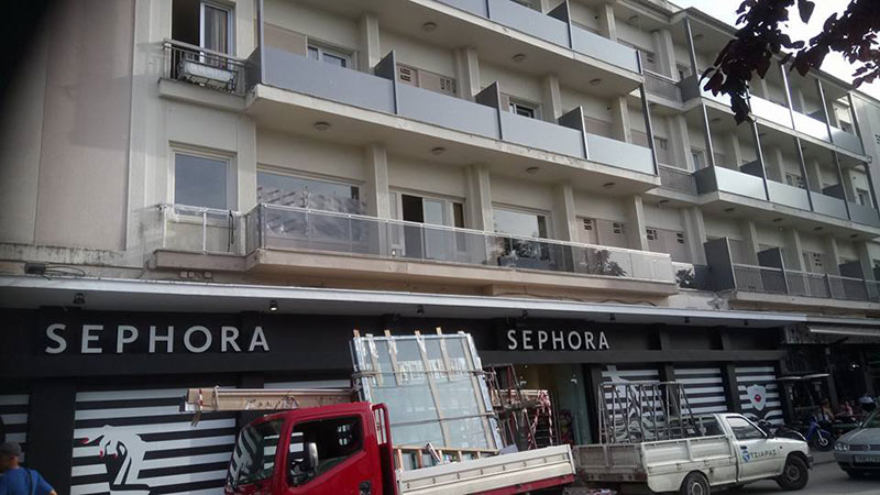 Γυάλινα κάγκελα στο Αχίλλειο