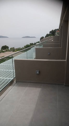 Γυάλινα κάγκελα στο Κασσάνδρα Bay