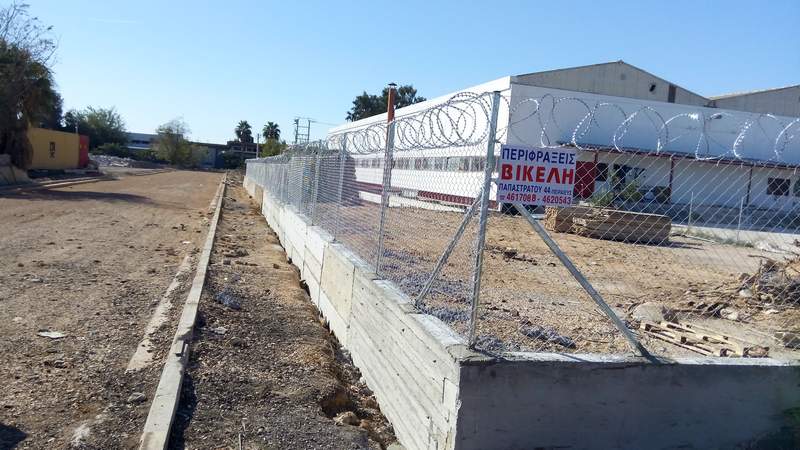 Περίφραξη πάνω σε τοιχίο με κονσερτίνα στο άνω μέρος