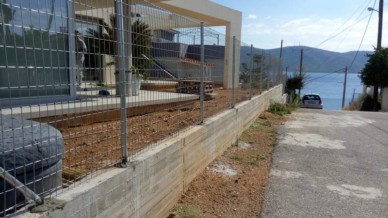 Περίφραξη οικίας πάνω σε τοιχίο
