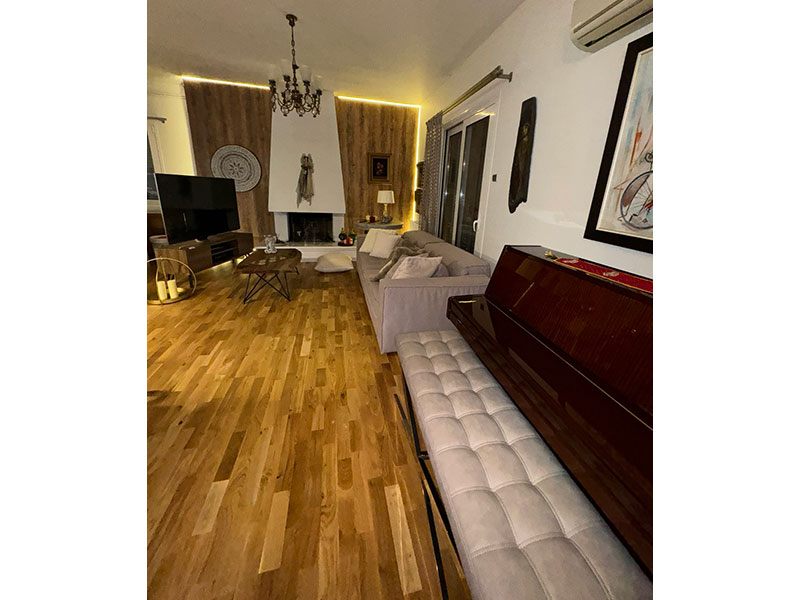 Παρκέ δρυός ημιμασίφ της εταιρείας Barlinek, με ηχομονωτικό υπόστρωμα, τοποθετημένο σε ανακαινισμένο διαμέρισμα