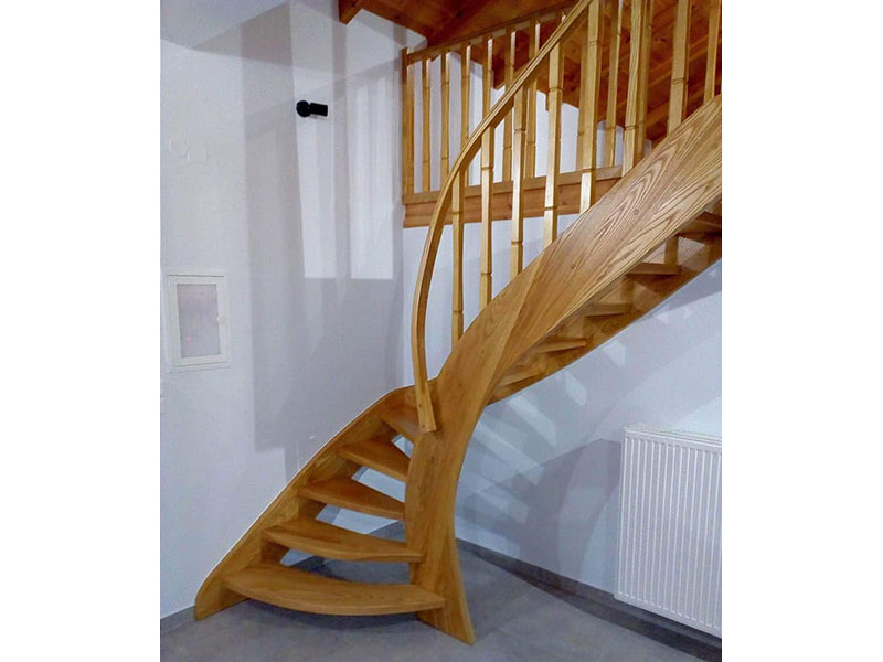 Γωνιακή σκάλα από δεσποτάκι, με καμπυλωμένα τα πρώτα σκαλοπάτια, Αργαλαστή Πηλίου
