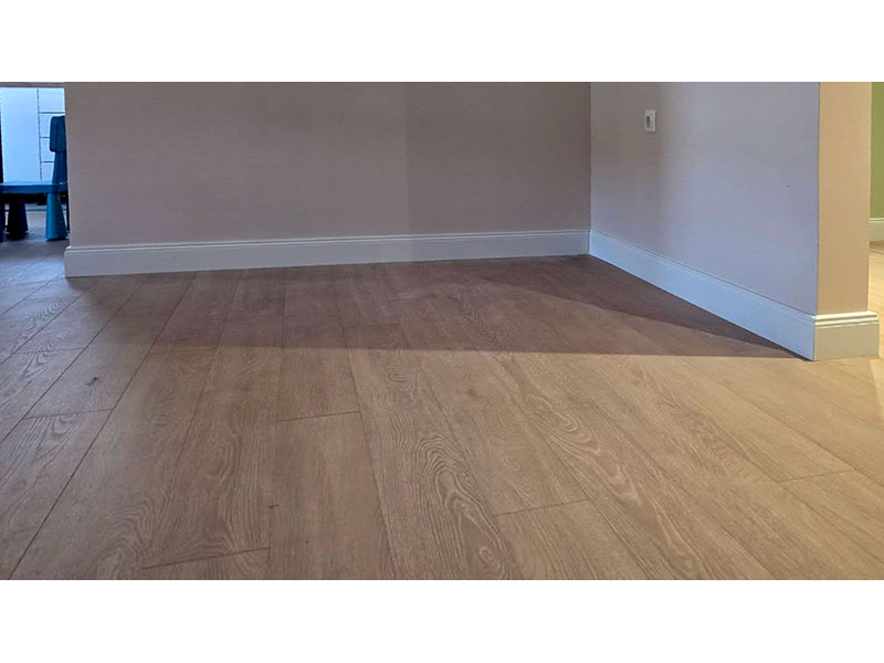 Laminate Amazone με ηχομονωτικό υπόστρωμα και λευκό σοβατεπί με σχέδιο σε διαμέρισμα στον Βόλο