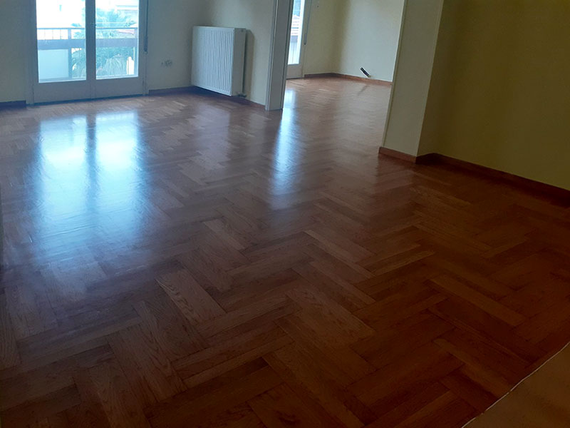 Δρύινο μασίφ παρκέ, τοποθετημένο σε μορφή ψαροκόκκαλο, σε υπό ανακαίνιση διαμέρισμα στον Βόλο