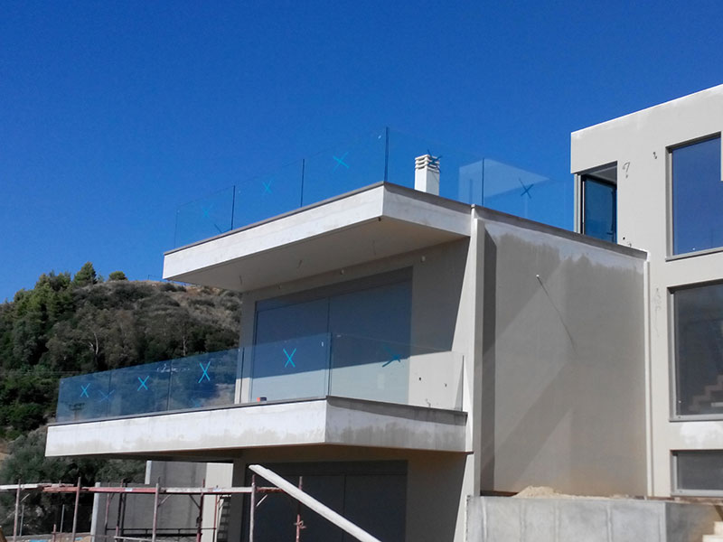 Γυάλινα Στηθαία